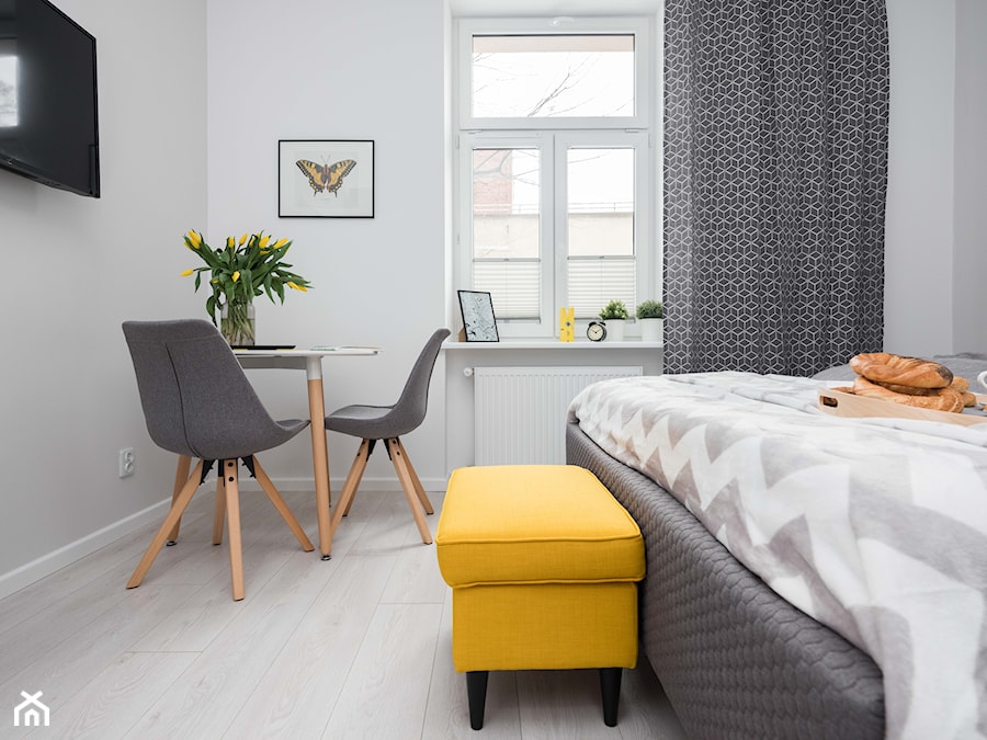 Wnętrza Apartamentów HellaBA - Mała szara z biurkiem sypialnia, styl glamour - zdjęcie od KUMASHDESIGN Studio projektowe prowadzone przez Katarzynę Szymańską absolwentkę Akademii Sztuk Pięknych w Krakowie.