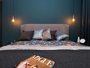 Wnętrza Apartamentów HellaBA - Mała niebieska sypialnia, styl glamour - zdjęcie od KUMASHDESIGN Studio projektowe prowadzone przez Katarzynę Szymańską absolwentkę Akademii Sztuk Pięknych w Krakowie.