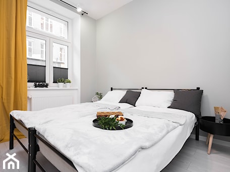 Aranżacje wnętrz - Sypialnia: Wnętrza Apartamentów HellaBA - Mała szara sypialnia, styl glamour - KUMASHDESIGN Studio projektowe prowadzone przez Katarzynę Szymańską absolwentkę Akademii Sztuk Pięknych w Krakowie. . Przeglądaj, dodawaj i zapisuj najlepsze zdjęcia, pomysły i inspiracje designerskie. W bazie mamy już prawie milion fotografii!