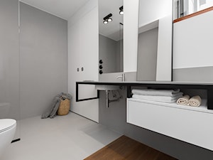 Apartament na krakowskim Kazimierzu. - Średnia bez okna z marmurową podłogą z punktowym oświetleniem łazienka, styl nowoczesny - zdjęcie od KUMASHDESIGN Studio projektowe prowadzone przez Katarzynę Szymańską absolwentkę Akademii Sztuk Pięknych w Krakowie.