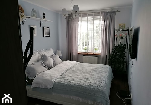 mała metamorfoza :) - Mała niebieska sypialnia, styl vintage - zdjęcie od bezszelestna