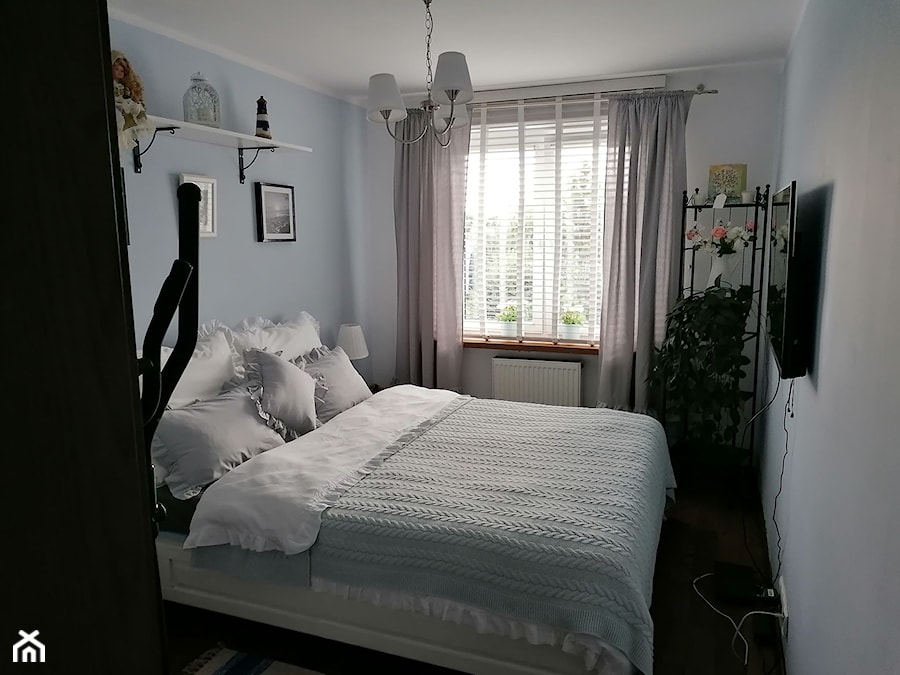 mała metamorfoza :) - Mała niebieska sypialnia, styl vintage - zdjęcie od bezszelestna