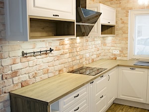 Aranżacja kuchni z cegłą na ścianie - Średnia otwarta z zabudowaną lodówką z nablatowym zlewozmywakiem kuchnia w kształcie litery l z oknem, styl skandynawski - zdjęcie od FILMAR meble