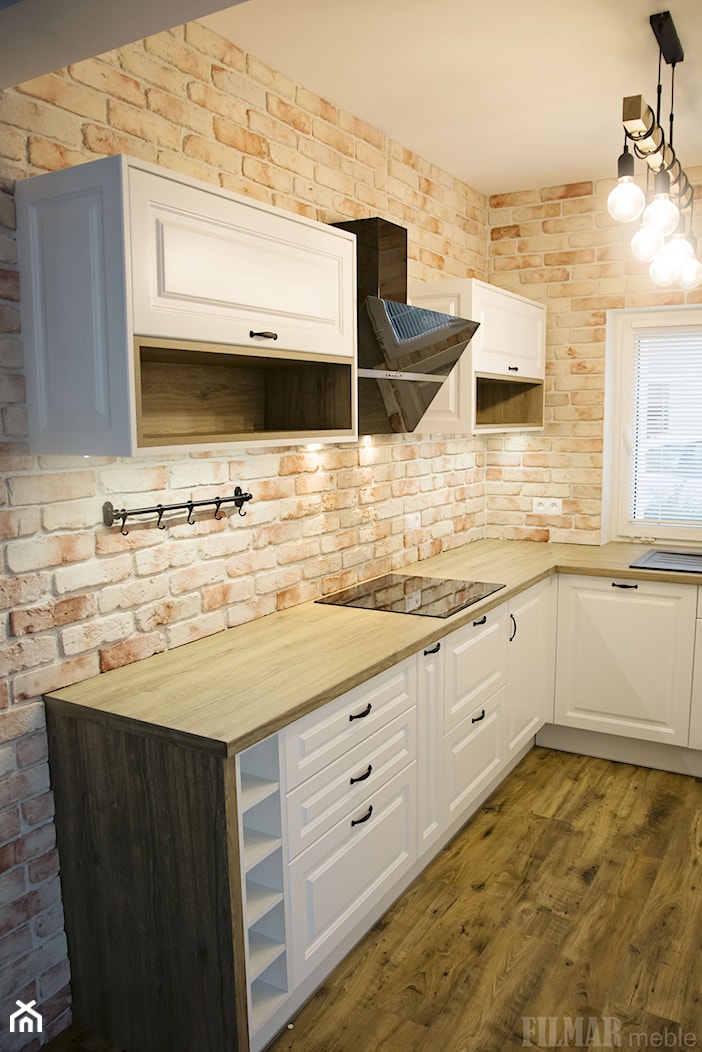 Aranżacja kuchni z cegłą na ścianie - Średnia otwarta z zabudowaną lodówką z nablatowym zlewozmywak ... - zdjęcie od FILMAR meble - Homebook