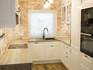 Aranżacja kuchni z cegłą na ścianie - Mała otwarta z zabudowaną lodówką z nablatowym zlewozmywakiem kuchnia w kształcie litery u z oknem, styl skandynawski - zdjęcie od FILMAR meble