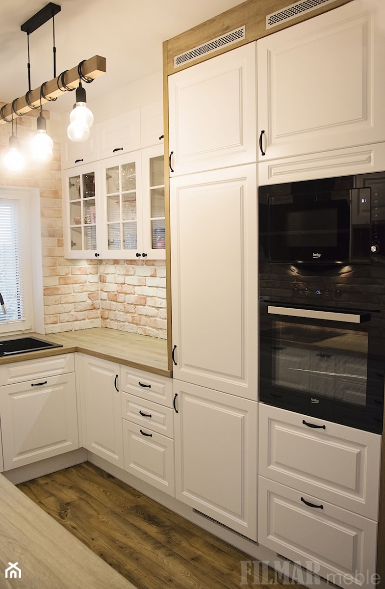 Aranżacja kuchni z cegłą na ścianie - Średnia otwarta z salonem z zabudowaną lodówką z nablatowym zlewozmywakiem kuchnia w kształcie litery u z oknem, styl skandynawski - zdjęcie od FILMAR meble