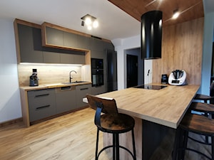 Szara kuchnia z drewnem - Kuchnia, styl nowoczesny - zdjęcie od FILMAR meble