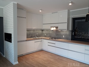 Beton i drewno w białej kuchni - Średnia otwarta z salonem biała szara z zabudowaną lodówką z nablatowym zlewozmywakiem kuchnia w kształcie litery l z oknem, styl nowoczesny - zdjęcie od FILMAR meble