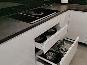 Kuchnia z wysokiej klasy sprzętem AGD - Kuchnia, styl nowoczesny - zdjęcie od FILMAR meble