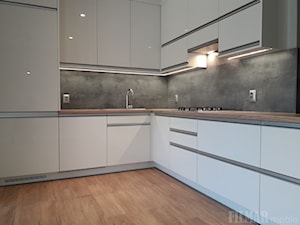 Beton i drewno w białej kuchni - Średnia otwarta z salonem szara z zabudowaną lodówką z nablatowym zlewozmywakiem kuchnia w kształcie litery l, styl nowoczesny - zdjęcie od FILMAR meble