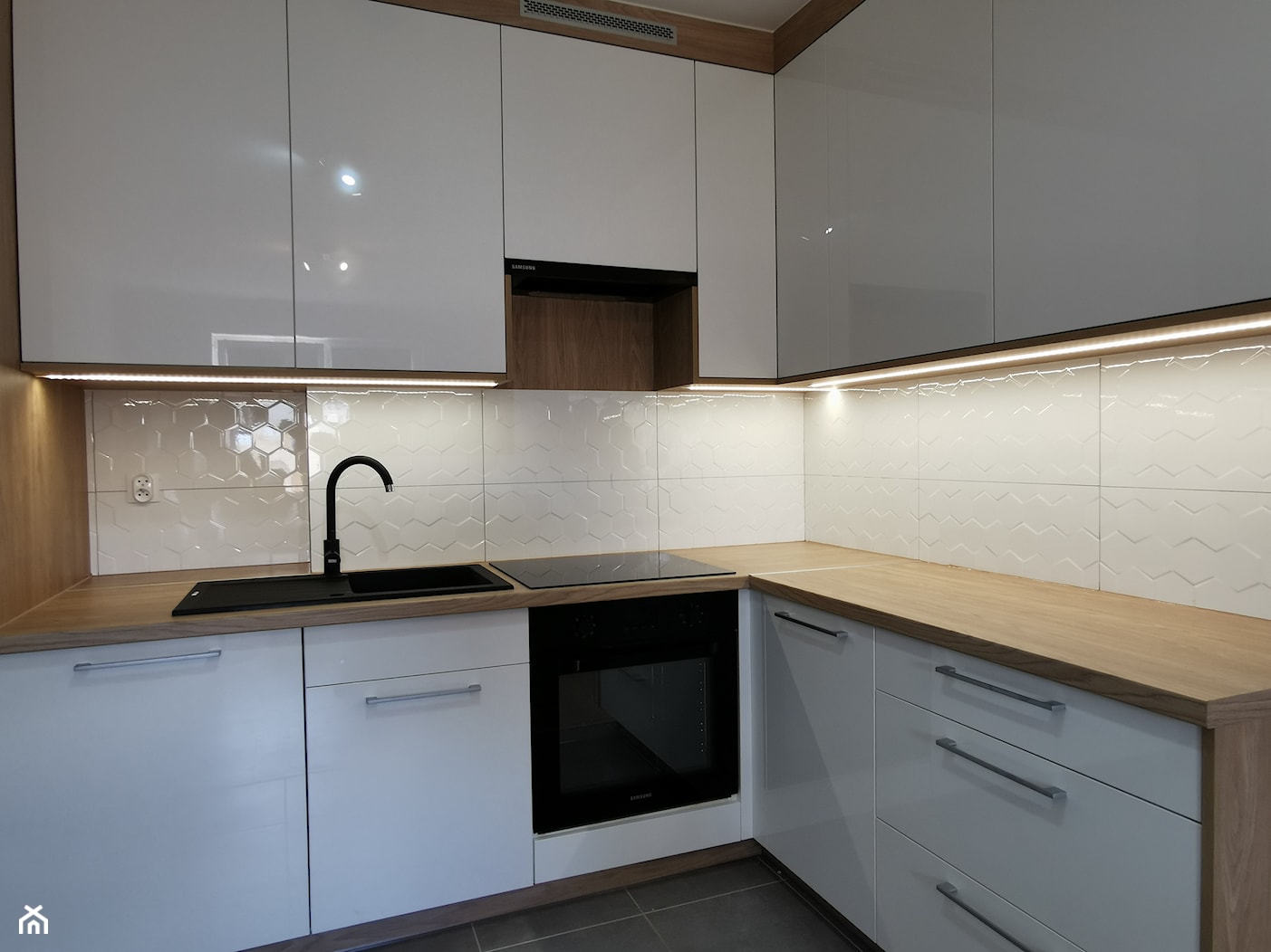 biała i drewniana - Kuchnia, styl minimalistyczny - zdjęcie od FILMAR meble - Homebook