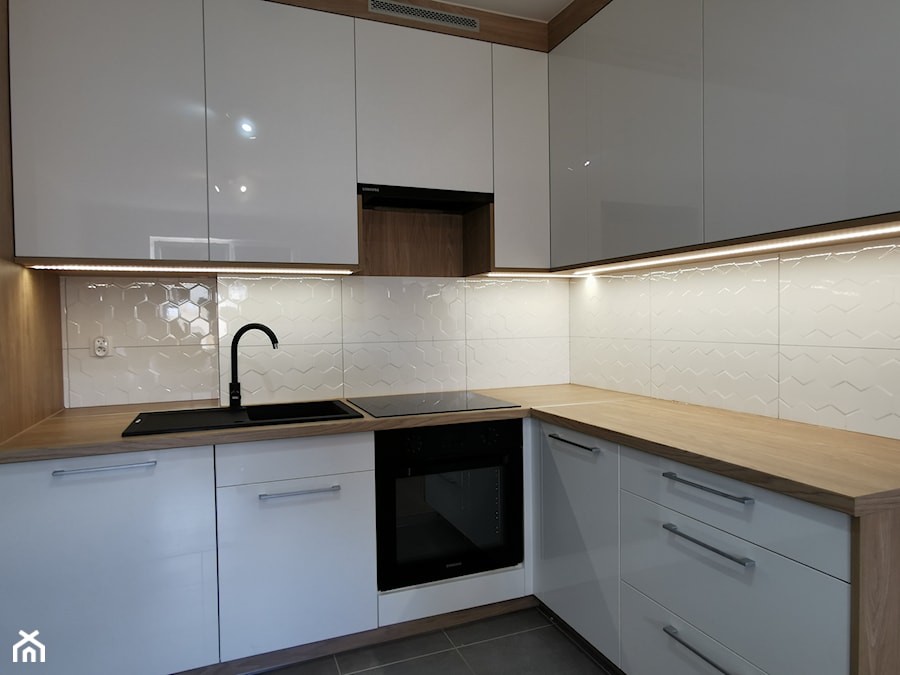 biała i drewniana - Kuchnia, styl minimalistyczny - zdjęcie od FILMAR meble