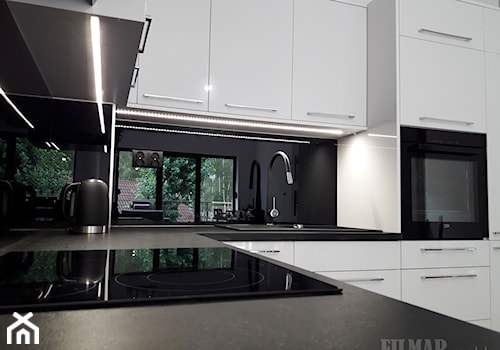 Czarno-biała kuchnia - Średnia otwarta czarna z zabudowaną lodówką z nablatowym zlewozmywakiem kuchnia w kształcie litery l z oknem, styl nowoczesny - zdjęcie od FILMAR meble