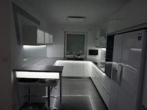 Nowoczesne meble kuchenne z oświetleniem ledowym - zdjęcie od FILMAR meble