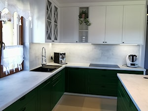 Głęboka, elegancka butelkowa zieleń w kuchni - Kuchnia, styl skandynawski - zdjęcie od FILMAR meble