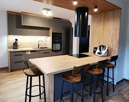 Szara kuchnia z drewnem - Kuchnia, styl nowoczesny - zdjęcie od FILMAR meble - Homebook