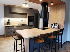 Szara kuchnia z drewnem - Kuchnia, styl nowoczesny - zdjęcie od FILMAR meble