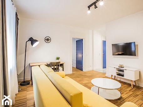 Aranżacje wnętrz - Salon: Pierwszy apartament ul. Bagno 2 - Oles Project Sp. z o.o. Remonty i Wykończenia. Przeglądaj, dodawaj i zapisuj najlepsze zdjęcia, pomysły i inspiracje designerskie. W bazie mamy już prawie milion fotografii!