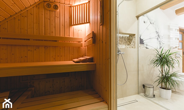 drewniana sauna w nowoczesnej łazience