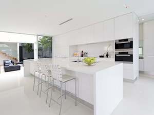 Duża biała jadalnia w kuchni - zdjęcie od DDFHome