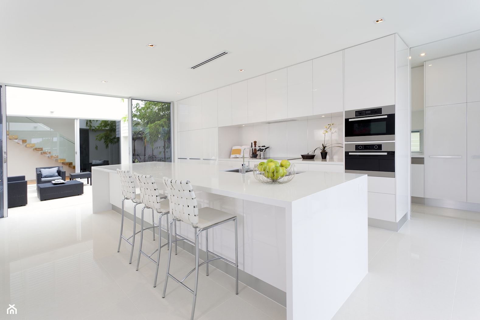 Duża biała jadalnia w kuchni - zdjęcie od DDFHome - Homebook