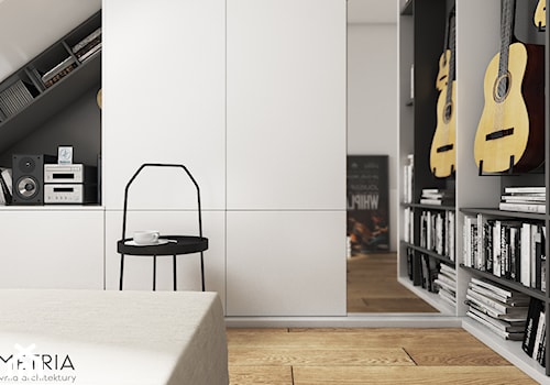 POKÓJ MUZYKA 13m2 - Średnia biała szara sypialnia na poddaszu - zdjęcie od SYMETRIA | pracownia architektury