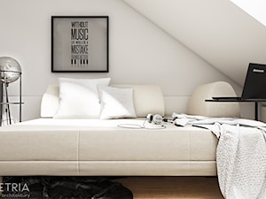 POKÓJ MUZYKA 13m2 - Mała biała z biurkiem sypialnia na poddaszu - zdjęcie od SYMETRIA | pracownia architektury