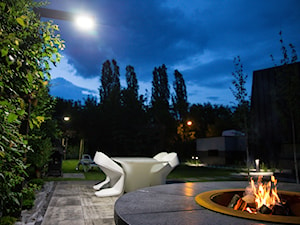 Palenisko Hetta w ogrodzie nocą - zdjęcie od Brzozowski Architecture