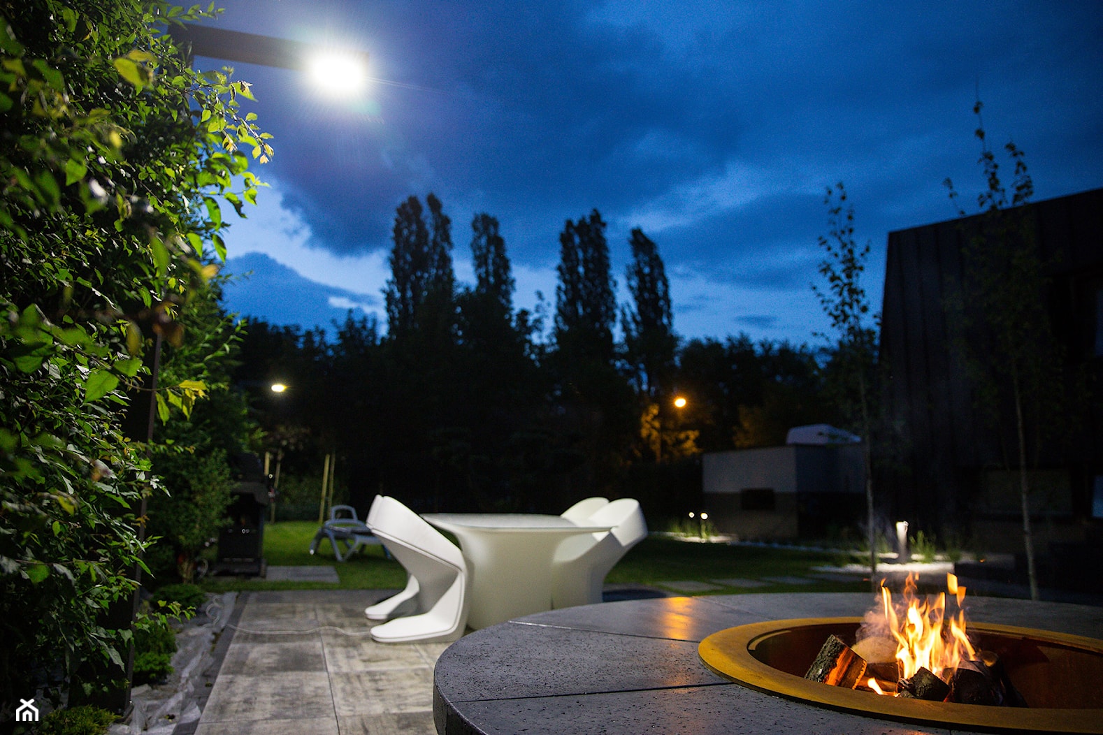 Palenisko Hetta w ogrodzie nocą - zdjęcie od Brzozowski Architecture - Homebook