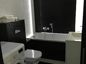 MAŁY APARTAMENT - Mała bez okna z pralką / suszarką łazienka - zdjęcie od HDByAnn