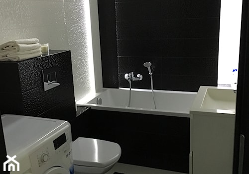 MAŁY APARTAMENT - Mała bez okna z pralką / suszarką łazienka - zdjęcie od HDByAnn