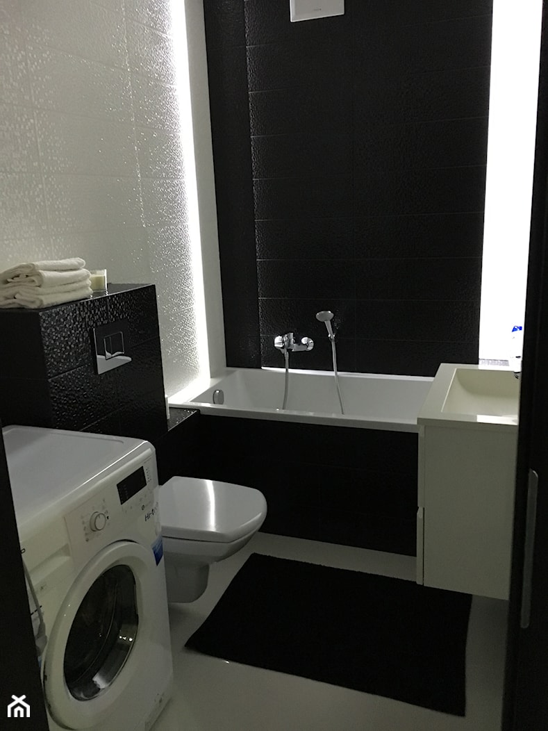 MAŁY APARTAMENT - Mała bez okna z pralką / suszarką łazienka - zdjęcie od HDByAnn - Homebook