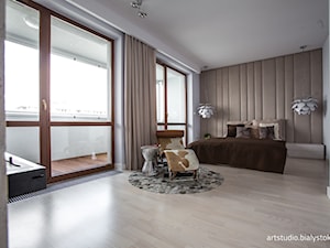 naturalnie...realizacja 2014 - Duża beżowa biała z panelami tapicerowanymi sypialnia z balkonem / tarasem, styl nowoczesny - zdjęcie od MANUstudio • projektowanie wnętrz