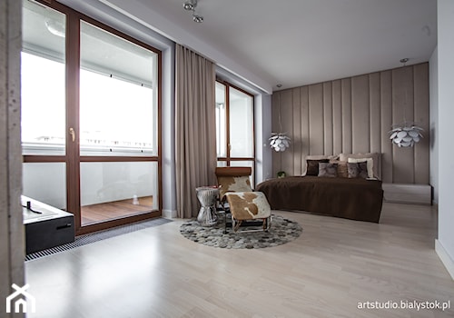 naturalnie...realizacja 2014 - Duża beżowa biała z panelami tapicerowanymi sypialnia z balkonem / tarasem, styl nowoczesny - zdjęcie od MANUstudio • projektowanie wnętrz