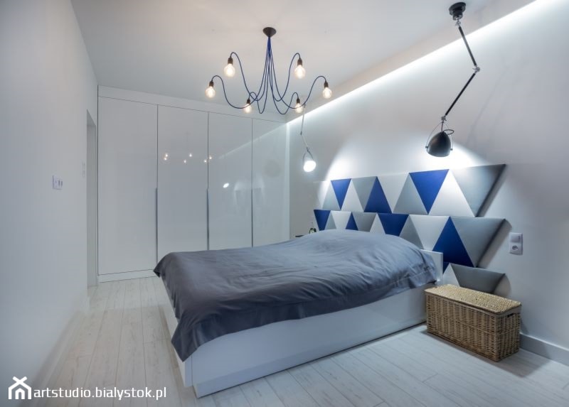 z elementami stylu industrialnego - Średnia biała sypialnia, styl industrialny - zdjęcie od MANUstudio • projektowanie wnętrz