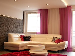 w stylu glamour... - Średni biały szary salon z tarasem / balkonem, styl glamour - zdjęcie od MANUstudio • projektowanie wnętrz