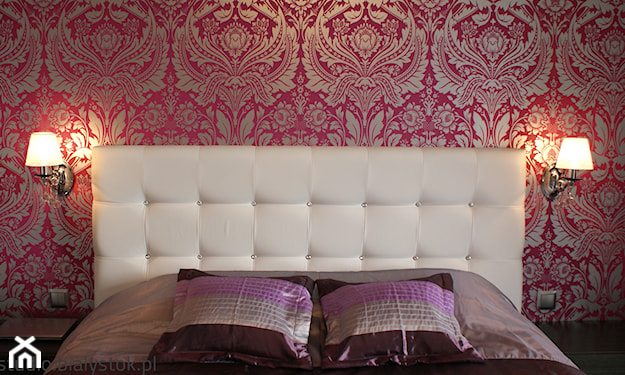 tapeta w różowe wzory i łóżko z pikowanym zagłówkiem