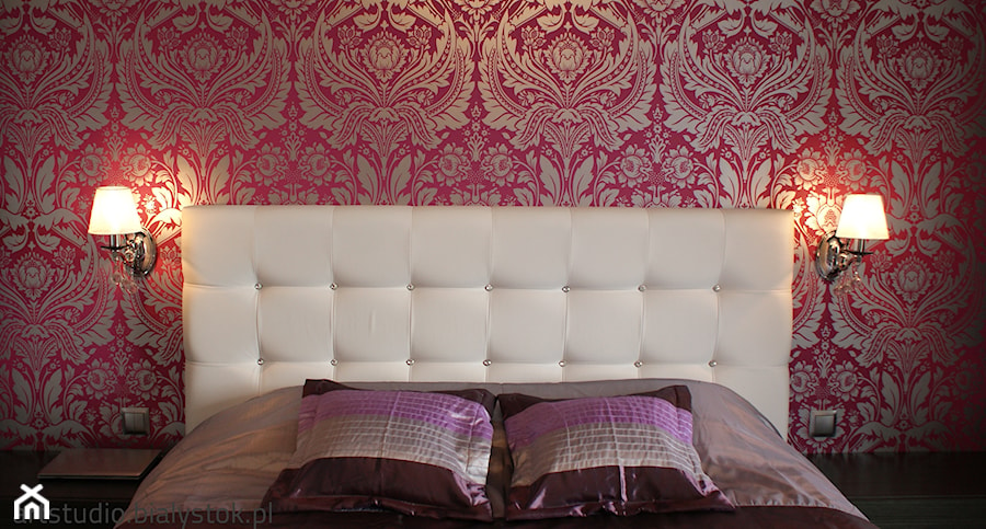 w stylu glamour... - Mała czerwona sypialnia, styl glamour - zdjęcie od MANUstudio • projektowanie wnętrz