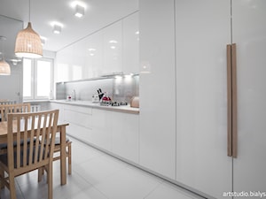 Realizacja projektu/jasno i przestrzennie - Średnia zamknięta biała z zabudowaną lodówką z podblatowym zlewozmywakiem kuchnia jednorzędowa, styl skandynawski - zdjęcie od MANUstudio • projektowanie wnętrz
