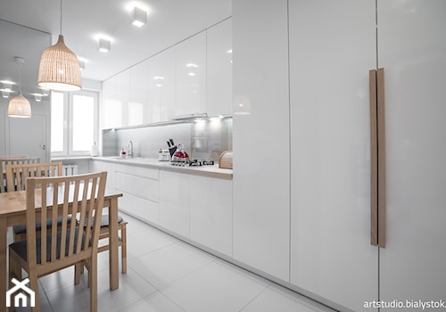 Realizacja projektu/jasno i przestrzennie - Średnia zamknięta biała z zabudowaną lodówką z podblatowym zlewozmywakiem kuchnia jednorzędowa, styl skandynawski - zdjęcie od MANUstudio • projektowanie wnętrz