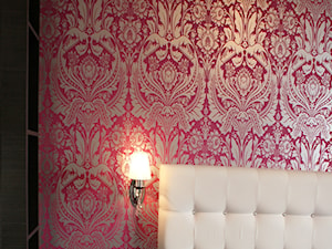 w stylu glamour... - Mała czerwona sypialnia, styl glamour - zdjęcie od MANUstudio • projektowanie wnętrz
