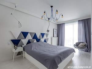 Duża biała sypialnia z balkonem / tarasem, styl industrialny - zdjęcie od MANUstudio • projektowanie wnętrz