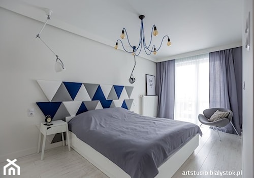 Duża biała sypialnia z balkonem / tarasem, styl industrialny - zdjęcie od MANUstudio • projektowanie wnętrz