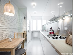 Realizacja projektu/jasno i przestrzennie - Średnia zamknięta biała z zabudowaną lodówką z nablatowym zlewozmywakiem kuchnia dwurzędowa, styl skandynawski - zdjęcie od MANUstudio • projektowanie wnętrz