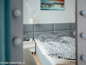 w stylu skandynawskim - Mała szara sypialnia, styl skandynawski - zdjęcie od MANUstudio • projektowanie wnętrz