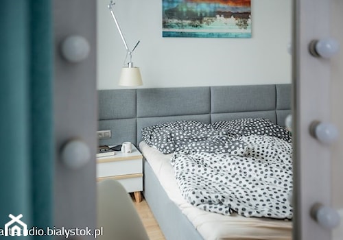 w stylu skandynawskim - Mała szara sypialnia, styl skandynawski - zdjęcie od MANUstudio • projektowanie wnętrz