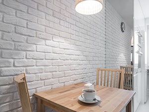 Realizacja projektu/jasno i przestrzennie - Średnia z salonem biała z zabudowaną lodówką kuchnia, styl skandynawski - zdjęcie od MANUstudio • projektowanie wnętrz
