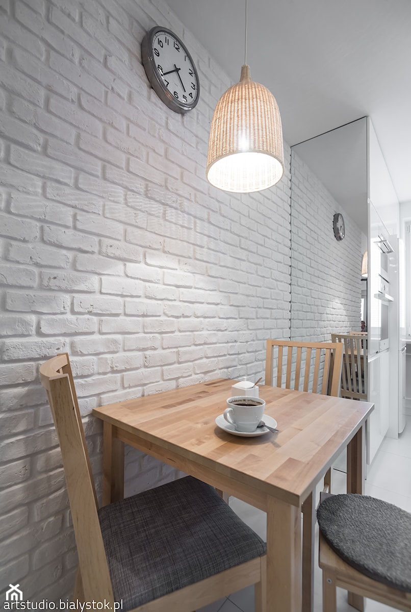 Realizacja projektu/jasno i przestrzennie - Średnia z salonem biała z zabudowaną lodówką kuchnia, styl skandynawski - zdjęcie od MANUstudio • projektowanie wnętrz