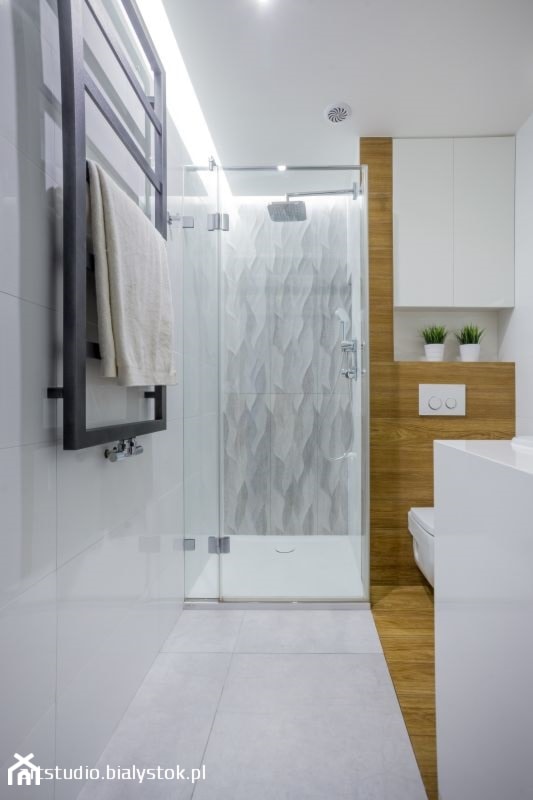 Z "drewnem" bambusowym - Mała bez okna z punktowym oświetleniem łazienka, styl nowoczesny - zdjęcie od MANUstudio • projektowanie wnętrz