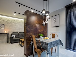 Mała beżowa jadalnia w salonie w kuchni, styl industrialny - zdjęcie od MANUstudio • projektowanie wnętrz